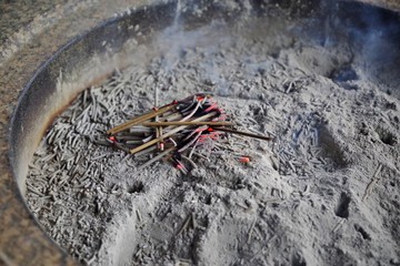 日本の寺の線香