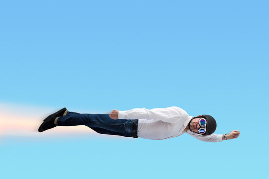 Superheld vor blauem Himmel