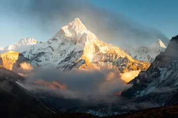 Photo sur Plexiglas Ama Dablam Ama Dablam (6856m) peak near the village of Dingboche in the Khumbu area of Nepal, on the hiking trail leading to the Everest base camp.