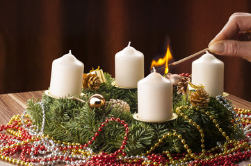 Advent + Adventskranz. Erste Kerze anzünden.