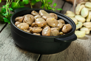 Broad beans stewed with onion and oregano