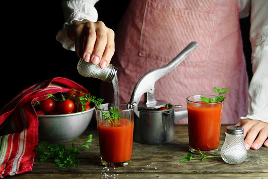 девушка готовит томатный сок с солью