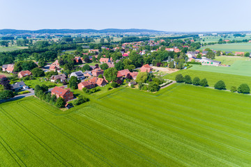 Fototapeta na wymiar Ortschaft in Deutschland aus der Luft
