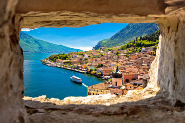 Fototapeta premium Widok z Limone sul Garda przez kamienne okno ze wzgórza