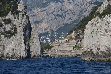 Ventana azul, el arco del amor, grieta en la piedra. Capri
Italia
