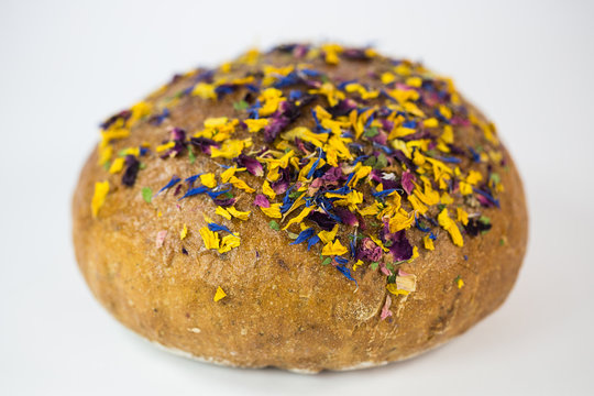 Laib Brot mit Essbl&uuml;ten, Kornblumen, Ringelblumen
