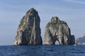 Ventana azul, el arco del amor, grieta en la piedra. Capri
Italia