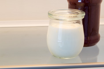 Joghurt im geöffneten Kühlschrank Konzept