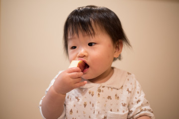Babies who eat apples by themselves / A Japanese girl who is 11 months old