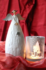 Engel aus Keramik mit Windlicht aus Glas als Dekoration zu Weihnachten