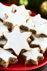 Hausgemachte Zimtsterne Weihnachtsplätzchen, bestehend aus gemahlenen Mandeln, Zimt, Eiweiß und Puderzucker (Selektiver Fokus, Fokus auf die Vorderseite des stehenden Plätzchens)