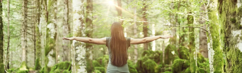 Stoff pro Meter Frau breitet die Arme im Wald aus © StockPhotoPro