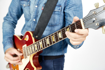 Fototapeta na wymiar Chitarrista con chitarra elettrica rossa e giacca di jeans
