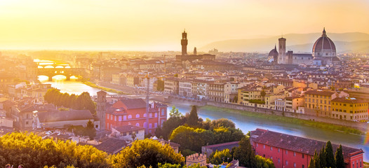 Ein fabelhafter Panoramablick auf Florenz vom Michelangelo-Platz bei Sonnenuntergang. Es ist eine Wallfahrt von Touristen und Romantikern. Dom Kathedrale. Italien, Toskana