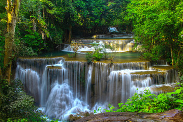 Panele Szklane  Wodospad Huai Mae Khamin Piękny w środku lasu deszczowego Kanjanaburi, Tajlandia