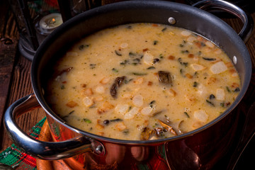 weihnachtliche Steinpilz-Walnuss Suppe