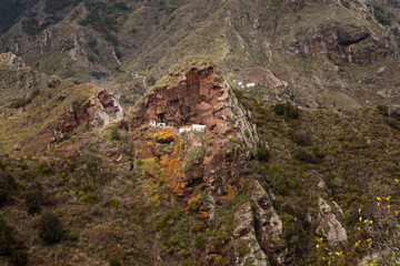 Höhlenhäuser im Felsen im Anaga-Gebirge auf Teneriffa
