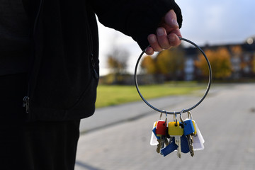 eine Hand hält ein Schlüsselbund