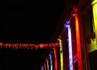 illuminations de noël sur mur d'immeuble
