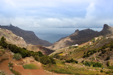 Ausblick über das Anaga-Gebirge auf Teneriffa auf das Meer, im Hintergrund der Roque Negro
