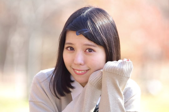 手を隠す学生　ヘアピン