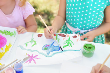 Obraz premium Children painting outdoors