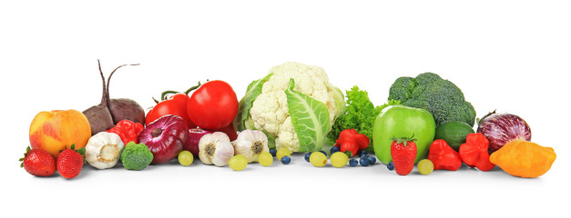 Composition de différents fruits et légumes sur fond blanc