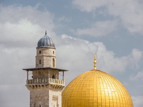 Felsendom oder "dome of the rock" mit goldener Kuppel in Jerusalem, Israel politischer Konflikt zwischen Juden und Muslimen Symbol des Islam arabischer Stolz und Glaube muezzin