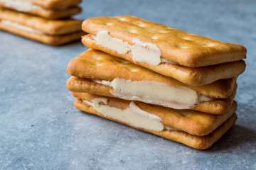 Sandwich Crackers with Cheese Cream
