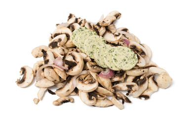 Geschnittene Champignons, Zwiebeln und Kräuterbutter