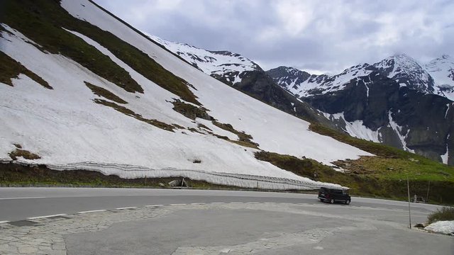 Gro&szlig;glockner Hochalpenstra&szlig;e avec les Alpes/montagnes et route
