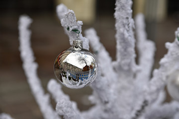 Boule de Noël argentée dans sapin enneigé