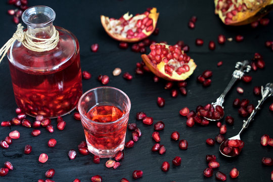 Granatapfelsaft und Granatapfelkerne, gesund und dekorativ