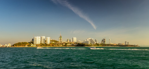 вид с моря на курортный город Паттайя, Тайланд