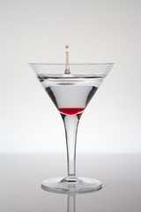 Cocktailglas mit Wassertropfen