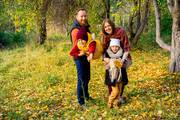 Fototapeta premium Family in an autumn park