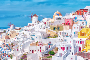 Atemberaubende, erstaunliche und schöne klassische weiße und karamellfarbene griechische Architektur mit unglaublichen Windmühlen auf der Insel Santorin Cyclades Caldera in warmen Gewässern der Ägäis in Griechenland.