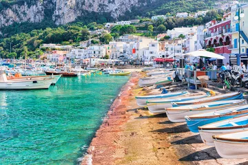 Poster Boote am Ufer der Marina Grande im Tyrrhenischen Meer der Insel Capri © Roman Babakin