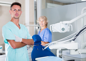 Obraz premium Portrait of male dentist with arms crossed