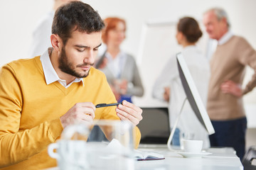 Business Mann beim Nachdenken