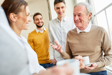 Studenten und Senior beim Smalltalk