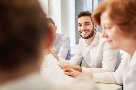 Diskussion zwischen Gesch&auml;ftsmann und Kollegen