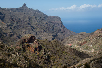 Blick über das Anaga-Gebirge auf Teneriffa, Höhlenhäuser im Fels, das Meer und den Roque de...