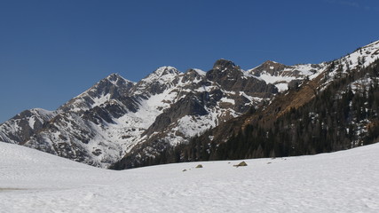 Fototapeta na wymiar Panorama invernali delle Alpi Orobiche