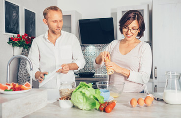 Marrieds cooking together