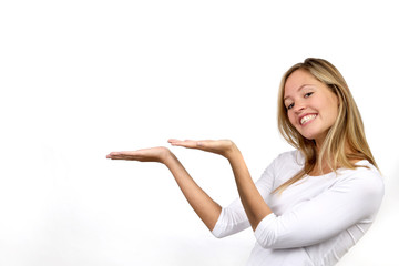 Hübsche blonde Frau lacht und zeigt in eine Richtung