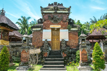 Fototapeta premium golden gate in traditional temple hinduist in bali. indonesia