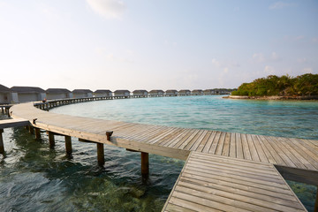 Obraz premium Water bungalows in hotel on Maldives. Villas on Indian ocean at luxury spa resort.