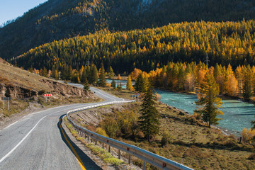 Fototapeta premium View of autumn landscape Chuya Highway at Altay Mountains, Altai Republic, Russia.