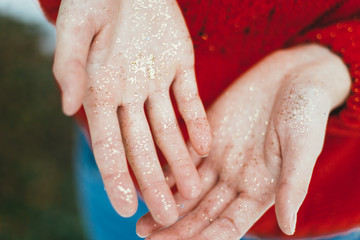 Fototapeta premium Golden glitter on hands